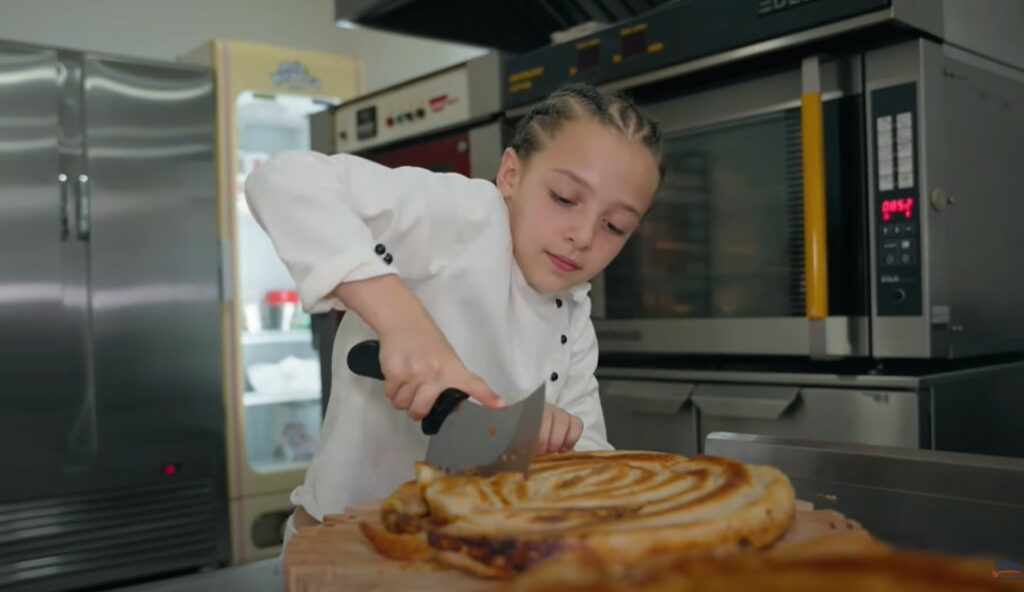 DJEVOJČICA LENA JE NAJMLAĐI BUREK MAJSTOR U SRBIJI: Ima samo devet godina, a od pete sprema peciva (FOTO/VIDEO)