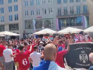 „MARŠ NA DRINU“ SE ORI U MINHENU: Srpski navijači u Njemačkoj u dobrom raspoloženju