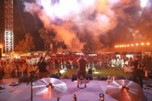 BAJKERI I ROKERI ZAPALILI ATMOSFERU ŽESTOKIM ZVUKOM: „Motofest“ u Banjaluci zbližio ljubitelje dvotočkaša, realizovana i humanitarna akcija (FOTO/VIDEO)