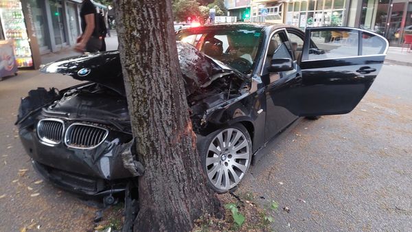 SAOBRAĆAJKA U MOSTARU: Sa BMW-om se zabio u drvo, intervenisali vatrogasci