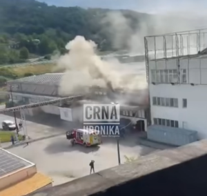 BUKTINJA U VISOKOM: Požar u fabrici „Vispak“ (VIDEO)