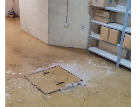 SITUACIJA JE ALARMANTNA: Voda izbila i u objektu Narodne biblioteke Srpske (VIDEO)