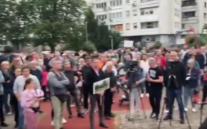 „OTIMAJU NAM ŽIVOTNI PROSTOR!“ Protest stanovnika banjalučkog naselja Borik, protive se izmjenama regulacionog plana (VIDEO)