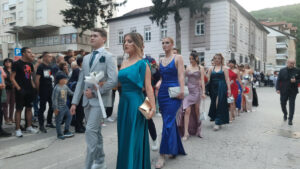 DRUGARE I PROFESORE PAMTIĆE CIJELI ŽIVOT: Maturanti u Foči proslavili okončanje srednjoškolskog obrazovanja (FOTO)