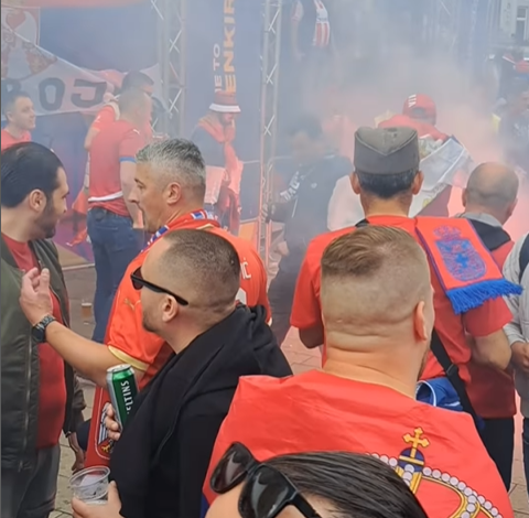 UZAVRELA ATMOSFERA U NJEMAČKOJ: Navijači Srbije zapalili zastavu Albanije (VIDEO)