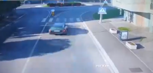 ПРОЈУРИО КАО МЕТАК: Аутом прелетио раскрсницу и завршио испред Градске управе у Лакташима (ВИДЕО)
