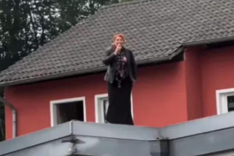 ORILO SE SA KROVA: Ćana „raspametila“ publiku poznatim hitom „Srpkinja je mene majka rodila“ (VIDEO)