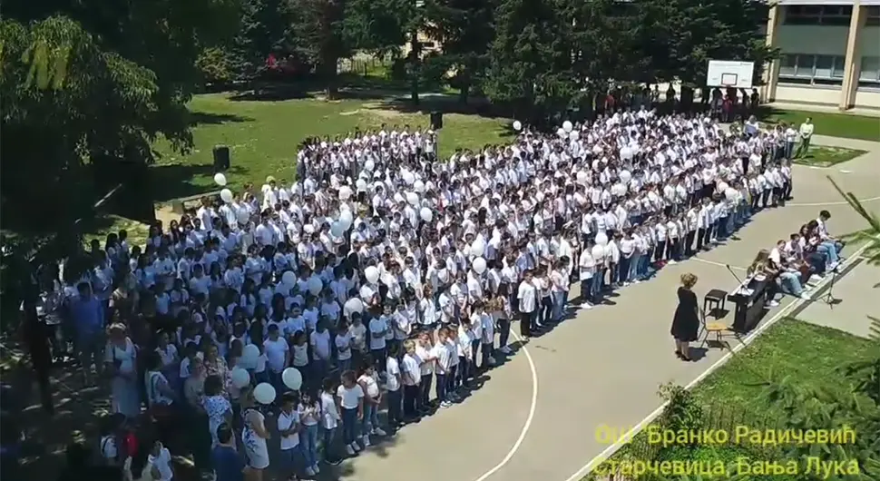 „ŠTO TE NEMA“ Đaci u Banjaluci horski pjevali za nastradalu pedagogicu Milanu