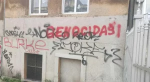 PROVOKACIJE U SARAJEVU: Na Ambasadi Srbije osvanuo grafit „genocidaši“