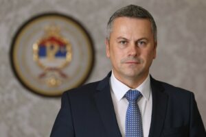 „BANJALUČANI USTALI PROTIV URBANISTIČKOG PRECRTAVANJA“: Saša Gligorić rekao da se mjesto za izgradnju vrtića traži kao „igla u plastu sijena“, a neboderi niču