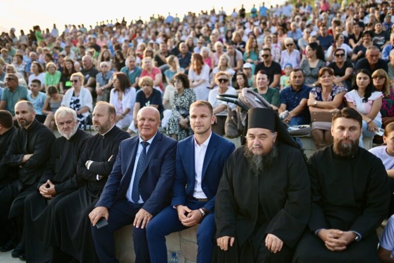 GAZIMESTAN JE SVAKI GRUMEN NAŠE ZEMLJE: Stanivuković u manastiru Gomionica na proslavi Vidovdana (FOTO)