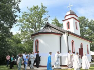 VELIKI DAN ZA VJERNIKE: Vladika Sergije osveštao obnovljeni hram kod Ključa