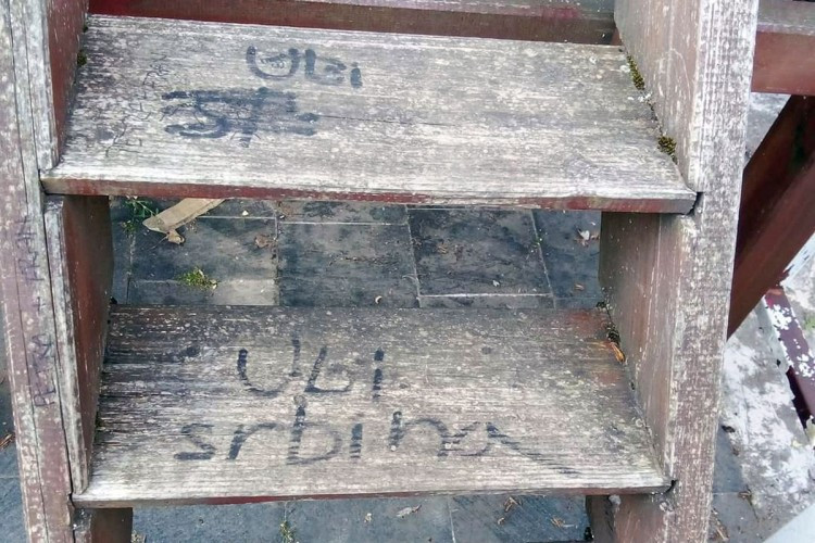 OSVANUO GRAFIT „UBI SRBINA“: Na igralištu u Livnu huligani ostavili jezivu poruku i nacističke simbole (FOTO)