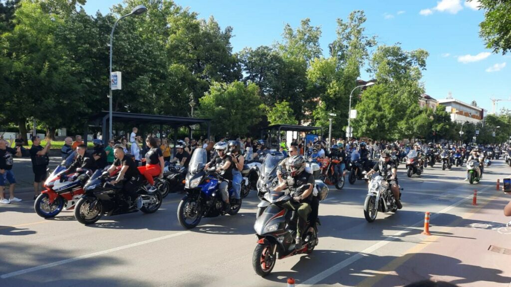СТОТИНЕ БАЈКЕРА У ЦЕНТРУ БАЊАЛУКЕ: Дефиле двоточкаша и акробације најхрабријих одушевили грађане (ФОТО/ВИДЕО)