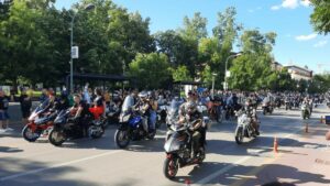 БАЈКЕРИ У ЦЕНТРУ ПАЖЊЕ: Стотине моториста продефиловало кроз Бањалуку, акробације на двоточкашима одушевиле грађане (ФОТО)