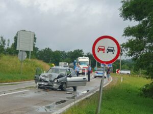 IMA POGINULIH: Težak sudar u Hrvaćanima kod Prnjavora, saobraćaj obustavljen (FOTO)