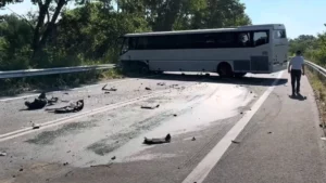 JEZIVA NESREĆA U GRČKOJ: Poginule 4 osobe, automobil se raspao u sudaru sa autobusom