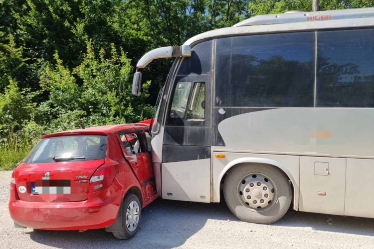 TEŠKA SAOBRAĆAJNA NESREĆA KOD PRIJEDORA: Poginula žena u sudaru autobusa i auta na makadamskom putu