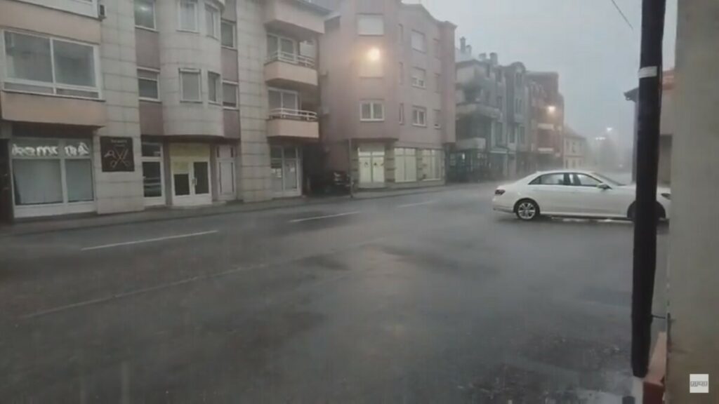 NEVRIJEME POGODILO KRAJINU: Jaka kiša praćena grmljavinom u Banjaluci i Prijedoru (VIDEO)
