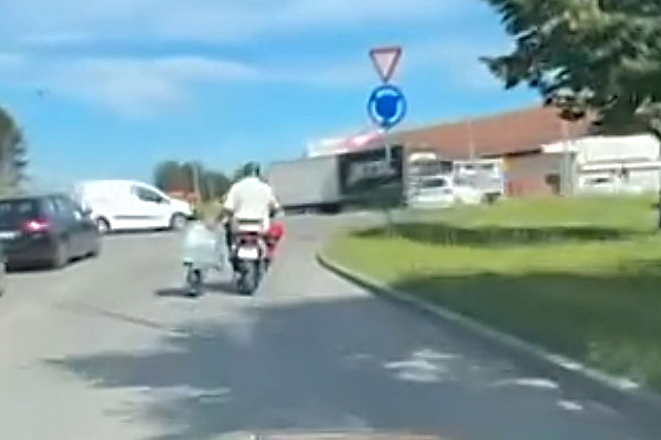 KADA POMISLIMO DA SMO SVE VIDJELI, A NISMO: Ovo je definitivno opasna vožnja, pogledajte šta u ruci drži motorista