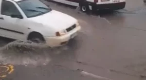 ХАОС У ДОБОЈУ: Поплављене улице, дрвеће се срушило на путеве (ВИДЕО)