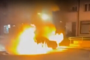 ВАТРОГАСЦИ ИМАЛИ ПУНЕ РУКЕ ПОСЛА: У Источном Сарајеву горјела два аутомобила (ВИДЕО)