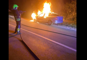 БАЊАЛУЧКИ ВАТРОГАСЦИ У АКЦИЈИ: Ватра прогутала аутомобил