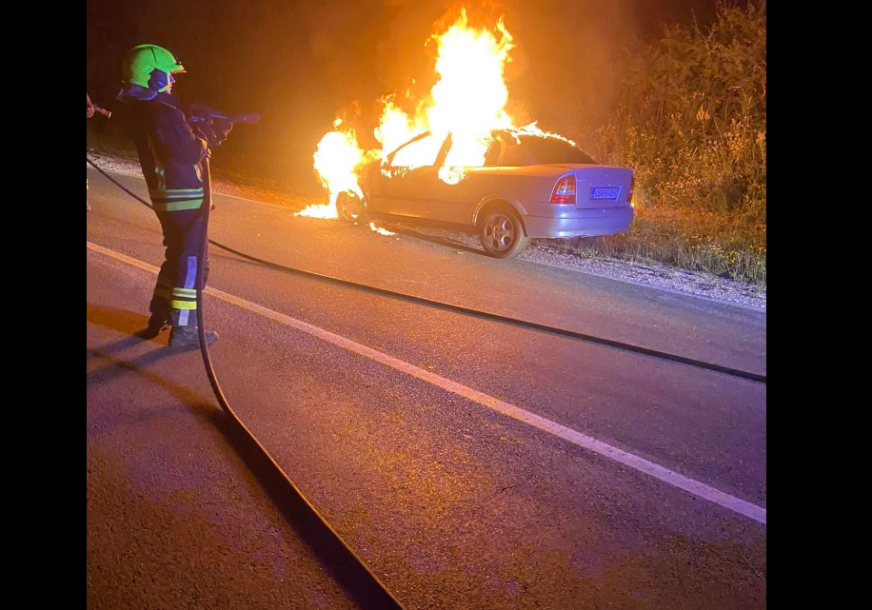 БАЊАЛУЧКИ ВАТРОГАСЦИ У АКЦИЈИ: Ватра прогутала аутомобил