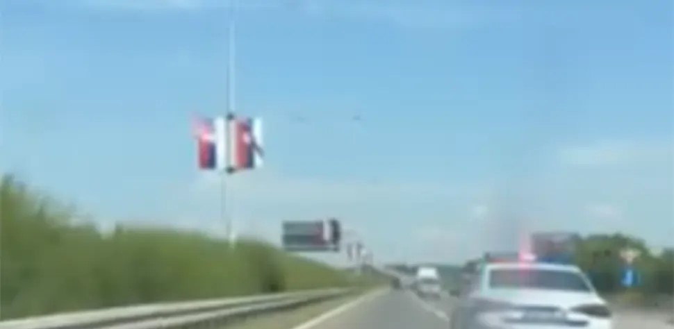 SUTRA SVESRPSKI SABOR: Auto-put kod Beograda ukrašen trobojkama  (VIDEO)