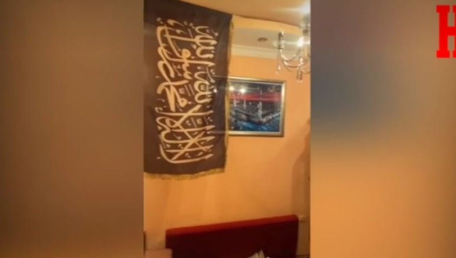 POGLEDAJTE – NA ZIDU OKAČENA ZASTAVA ISLAMSKE DRŽAVE: Snimak stana ekstremiste u Novom Pazaru (VIDEO)