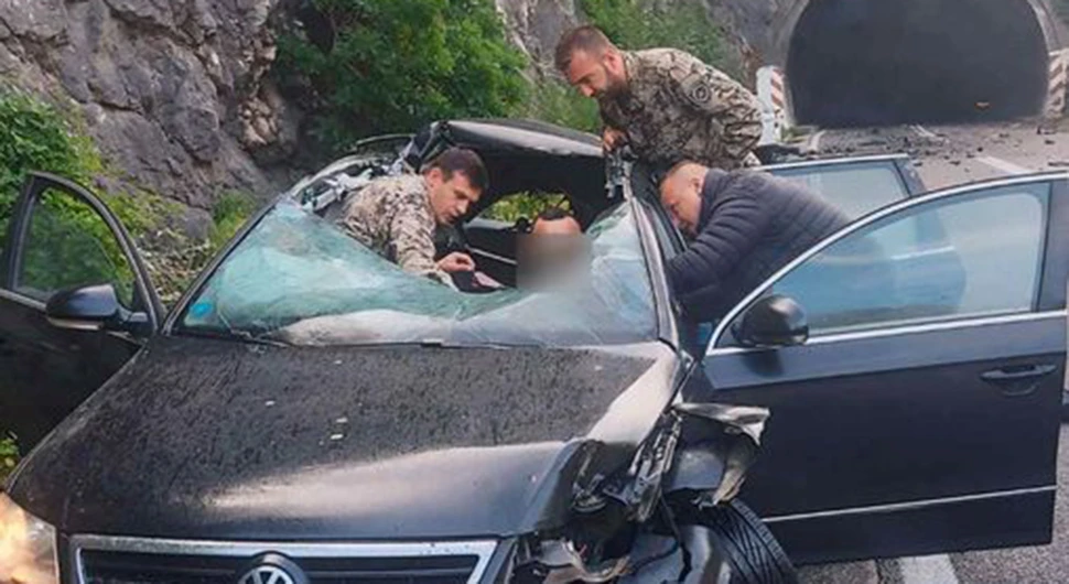 ВОЈНИЦИ НА ЗАДАТКУ: Припадници Оружаних снага извлачили повријеђене у несрећи код Мостара (ФОТО)