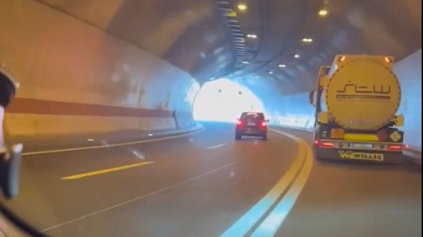 OPET DIVLJANJE U TUNELU: Vozač preticao preko pune linije (VIDEO)