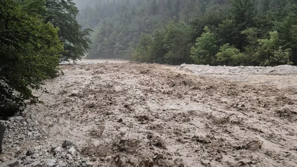 POPLAVE U SLOVENIJI: Jaka kiša stvorila bujice, kuće i poslovni objekti pod vodom