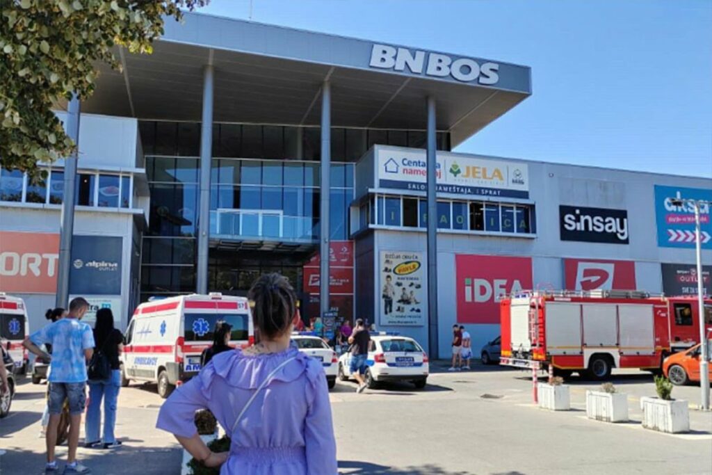 DRAMA U BEOGRADU: Urušio se krov u tržnom centru, na licu mjesta ekipe Hitne pomoći i vatrogasaca (VIDEO)