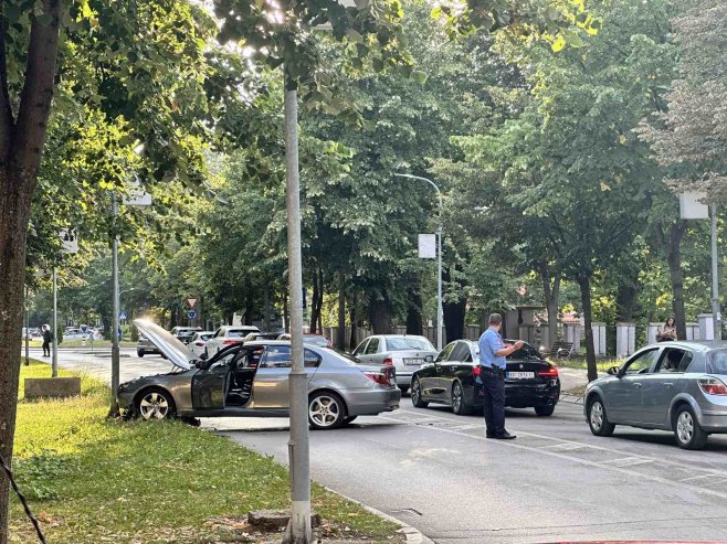 BMW УДАРИО У СТУБ: Удес у Бањалуци, саобраћај успорен