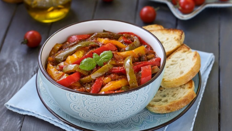 SALATA SA PEČENIM HLJEBOM I PAPRIKAMA: Može se služiti kao topla ili hladna