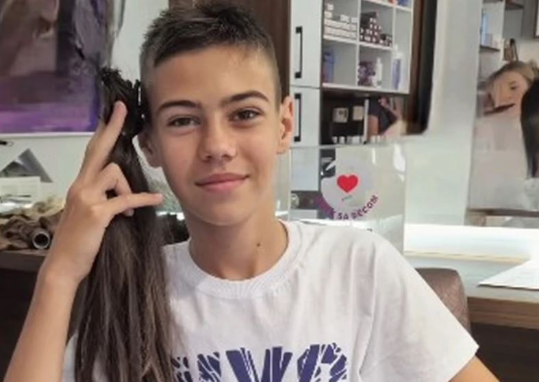 DOBROTA NE POZNAJE GODINE: Aleksa (14) donirao kosu za izradu perika (VIDEO)