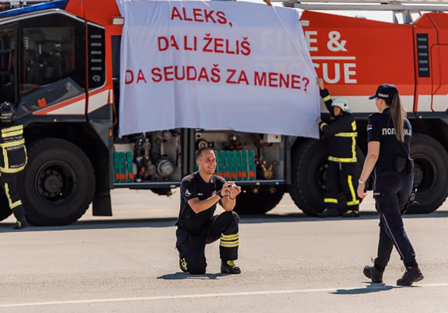 PETAR NA KOLJENIMA, A IZA NJEGA VELIKO PITANJE: Vatrogasac na pisti zaprosio djevojku, pogledajte njenu reakciju