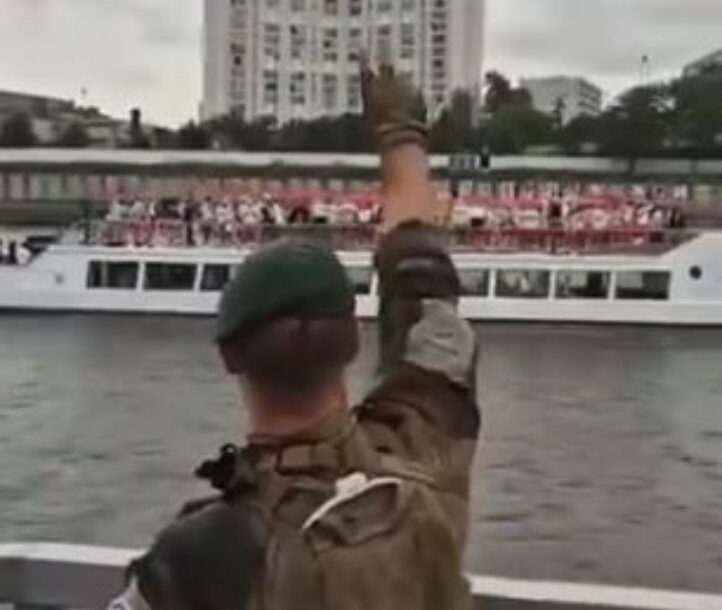 SNIMAK KOJI JE RASPAMETIO NACIJU: Aleksandar 2 sata stajao na mostu i čekao da Senom prođu srpski sportisti, a onda podigao tri prsta