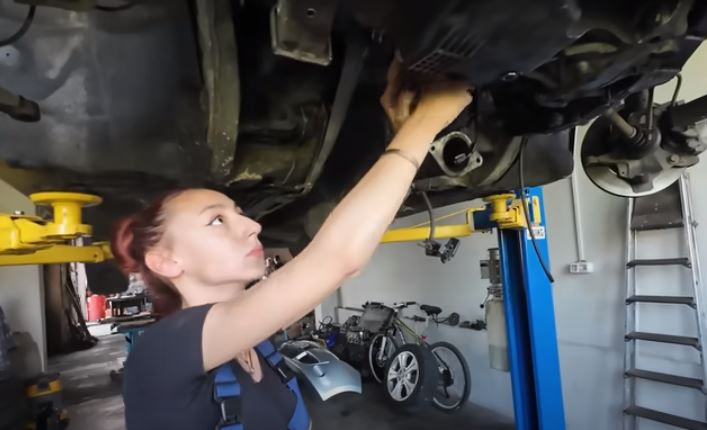 OTAC JE TJERA NA FAKULTET, A ŽELI DA BUDE AUTOMEHANIČARKA: Ova vrijedna djevojka popravlja vozila u radionici prvog komšije