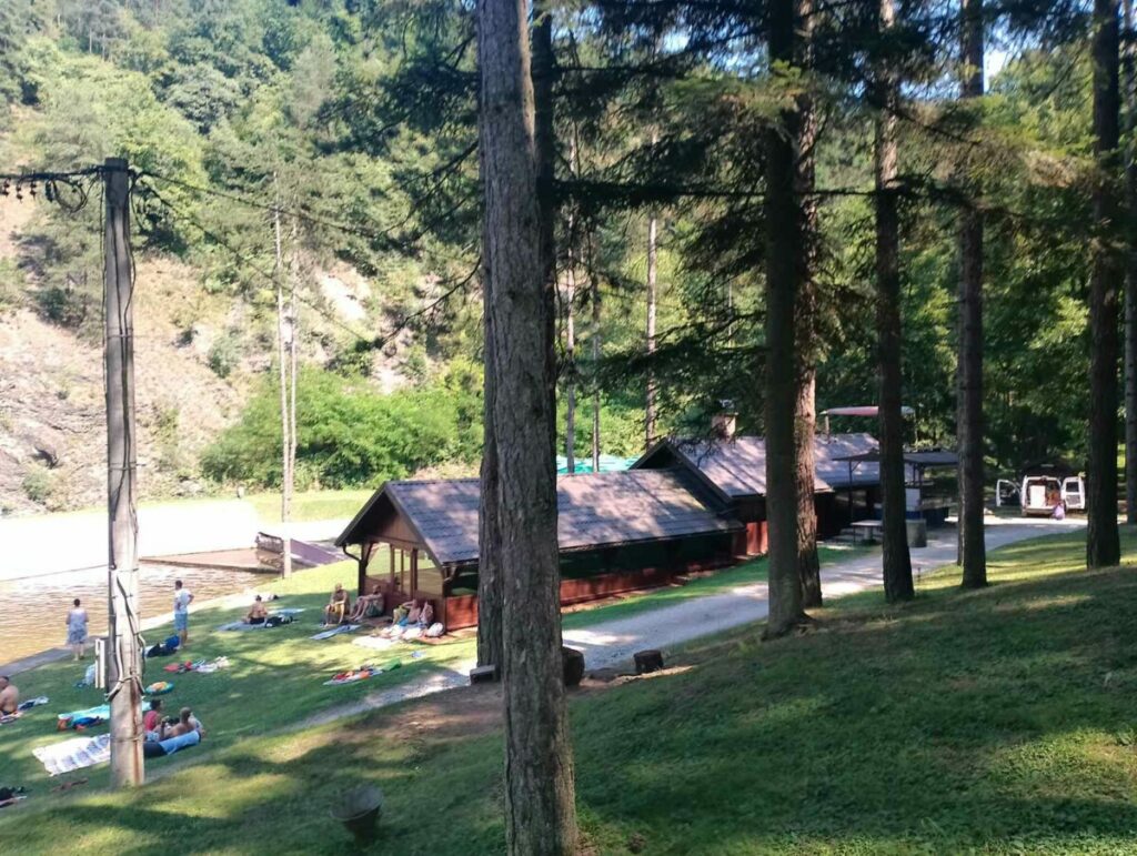 BISER OZRENSKIH ŠUMA: Pogledajte kako su građani spas od vrućine našli na Goranskom jezeru (FOTO/VIDEO)