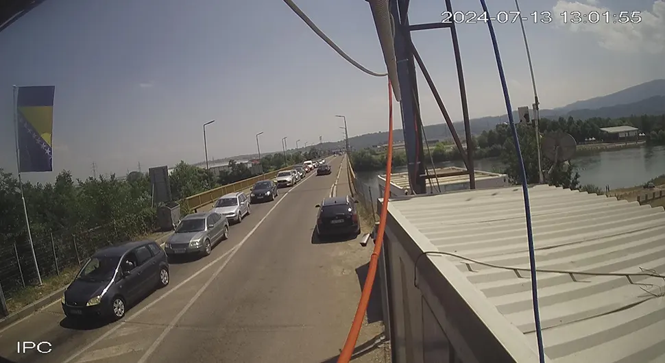 БУДИТЕ СТРПЉИВИ: Велике гужве на граничним прелазима