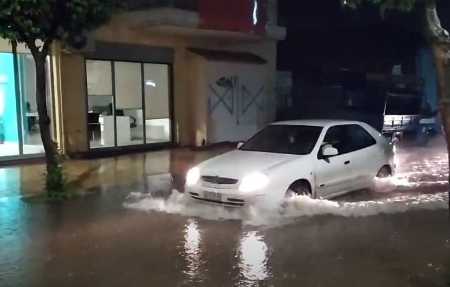 DRAMATIČNO U GRČKOJ: Olujno nevrijeme izazvalo poplave, više od 12.000 udara groma (VIDEO)