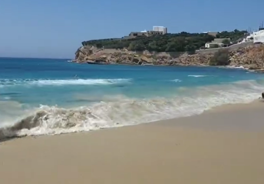 UŽAS U GRČKOJ: Kruzer izazvao haos, letjele ležaljke i stvari po plaži, talasi ženi slomili rebra