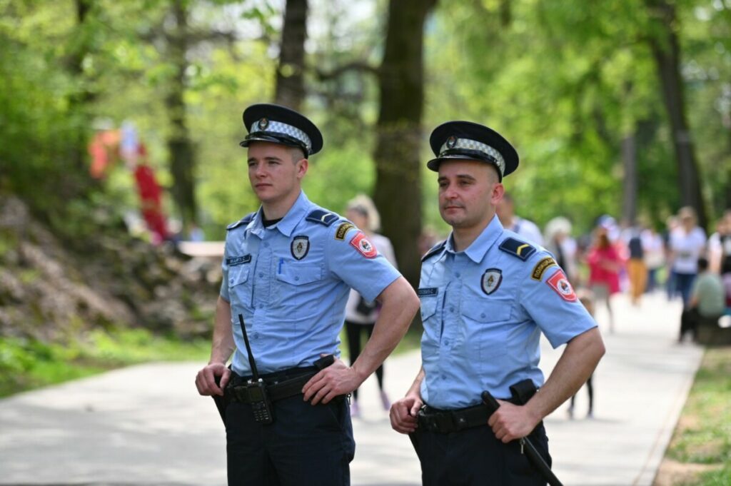 POVEĆANE PLATE POLICAJCIMA U SRPSKOJ: Pojedinima više i do 1.000 KM zbog teških uslova rada