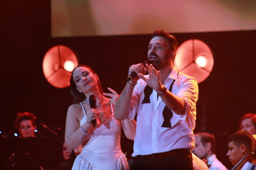 ROMANTIKA POD ZVIJEZDAMA: Jelena Tomašević i Ivan Bosiljčić ozarili srca Banjalučana uz „Simfoniju u dvoje“ (FOTO/VIDEO)