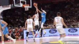 ARENA NA NOGAMA: Kakva blokada Milutinova na utakmici Srbija – Grčka (VIDEO)
