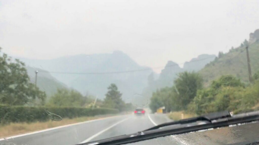 SNAŽNA KIŠA I LED IZNENADILA GRAĐANE: Jako nevrijeme pogodilo dio zapadne Hercegovine