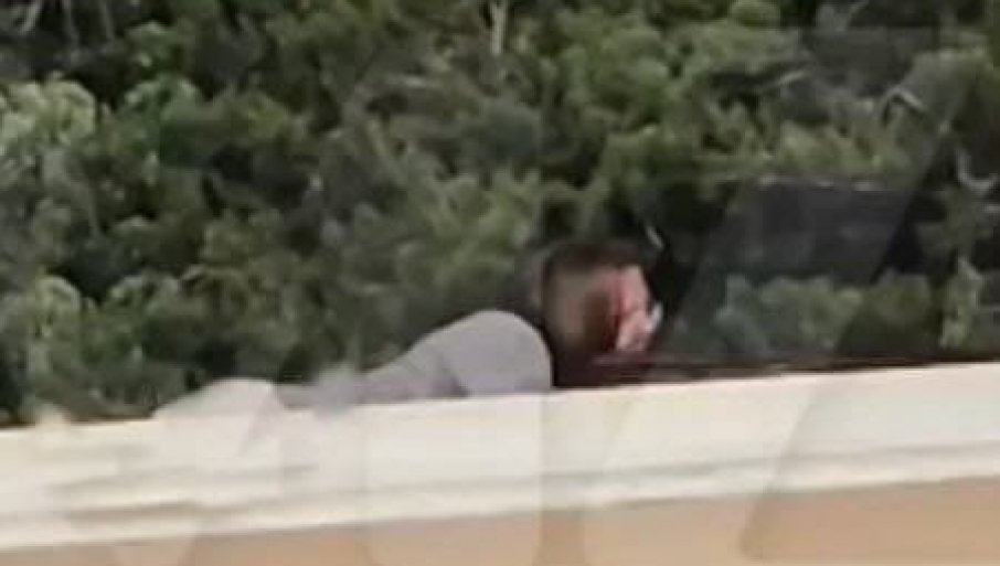 „ČUJE SE VRISKA I KREĆE PANIKA“: Snimljeno kako atentator puca na Trampa (VIDEO)