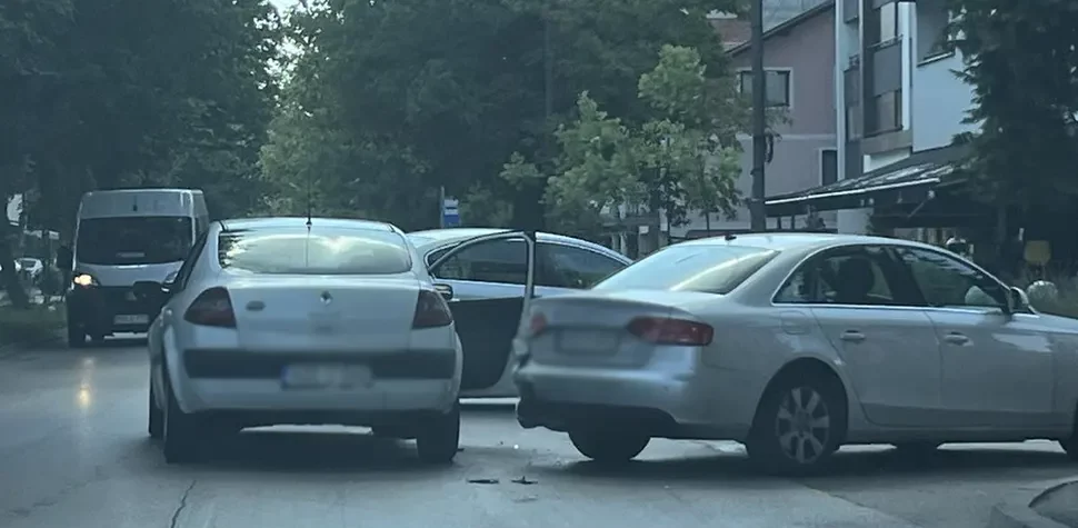 САОБРАЋАЈКА У БАЊАЛУЦИ: Судар аудија и реноа у насељу Обилићево